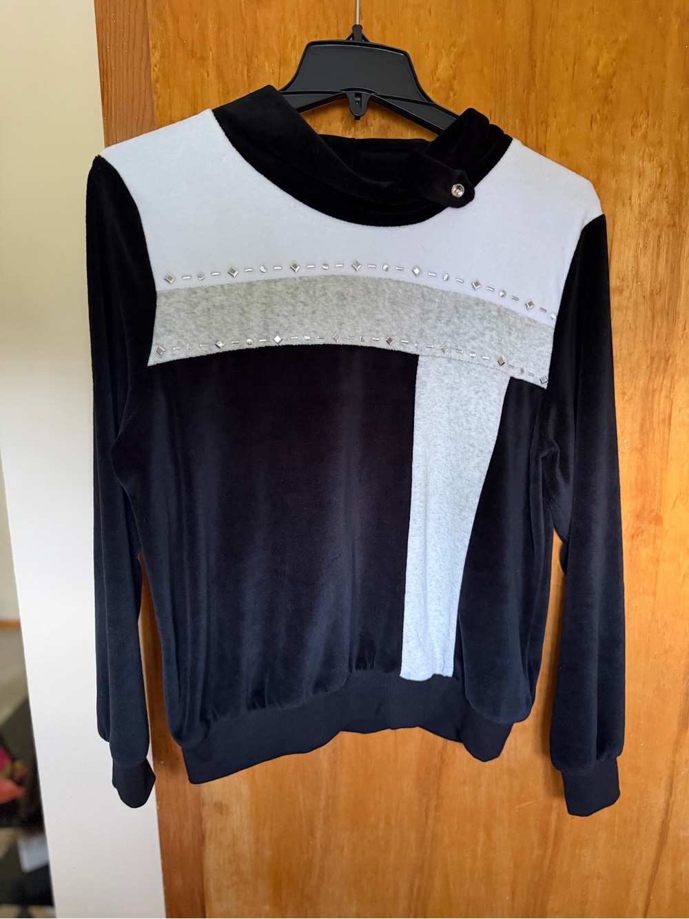 Alfred Dunner Petite Small Black and Light Gray Velour Pullover Top